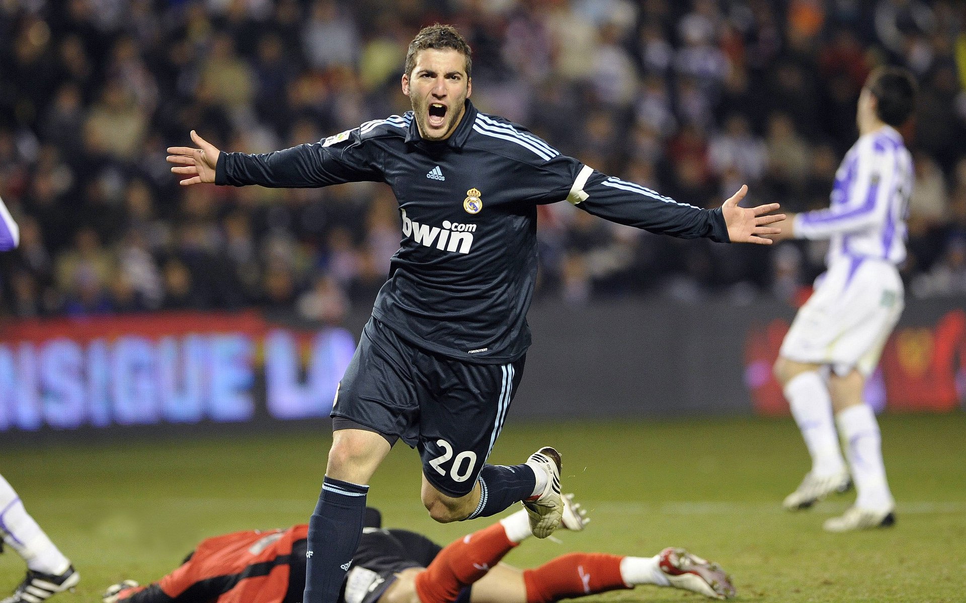 城市公路赛跑：都市里的健步飞奔，城市公路视频