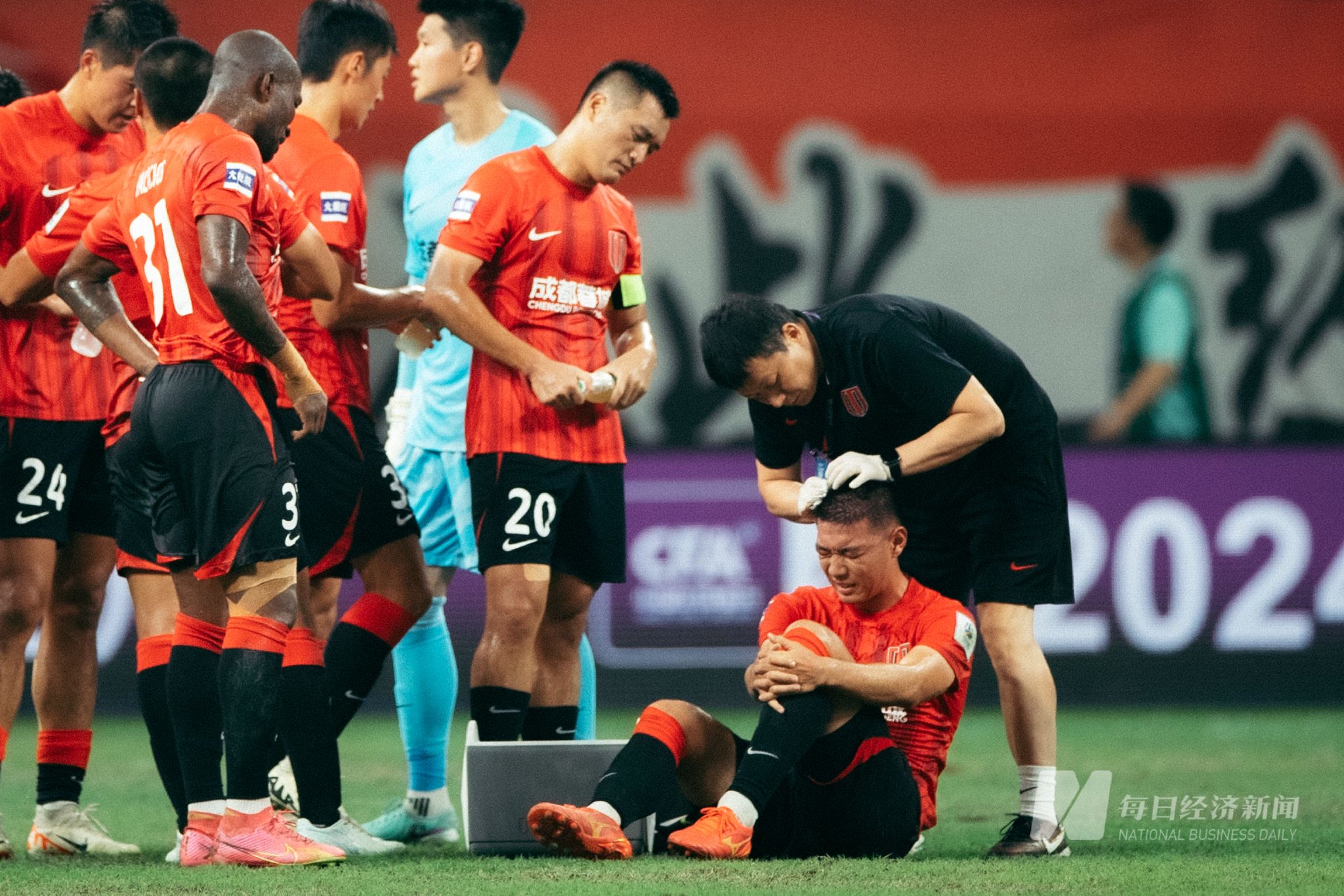 关于乐鱼体育:足协杯：八强产生，强队晋级，悬念丛生的信息